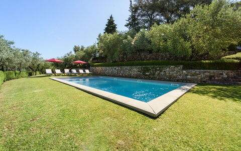 Villa Agnola: Planta, Propiedad, Cielo, Piscina, Árbol, Vegetación, El Terreno Del Lote, Paisaje Natural, Sombra, Hierba