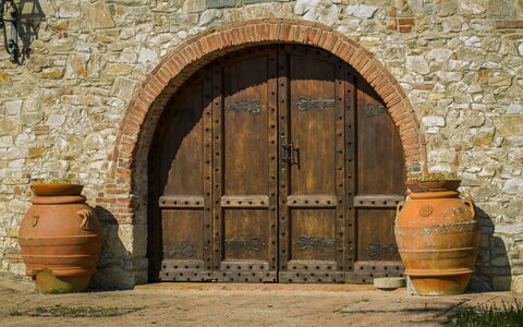 Villa Di Gaiole: Marrón, Edificio, Puerta, Madera, Enladrillado, Ladrillo, Amarillo, Pared, Superficie De La Carretera