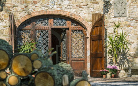 Villa Di Gaiole: Planta, Edificio, Hoja, Madera, Azur, Arquitectura, Encendiendo, Vegetación, Pared, Neumático En