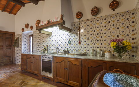 Villa Di Gaiole: Gabinetes, Mostrador, Propiedad, Mueble, Lavabo, Grifo, Edificio, Mueble De Baño, Cocina, Madera
