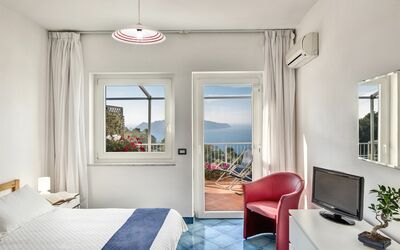 Monolocale Superior Wave: Mueble, Propiedad, Edificio, Comodidad, Ventana, Azur, Diseño De Interiores, Textil, Sala, Encendiendo
