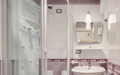 Trilocale Superior Wave: Espejo, Grifo, Arreglo De Tubería, Lavabo Del Baño, Lavabo, Propiedad, Baño, Diseño De Interiores, Suelo, Piso