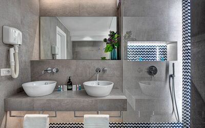 Bilocale Classic Wave: Espejo, Grifo, Arreglo De Tubería, Lavabo, Lavabo Del Baño, Propiedad, Edificio, Mueble De Baño, Baño, Rectángulo