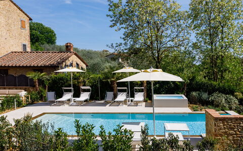Villa Pianora: Agua, Planta, Cielo, Piscina, Árbol, Sombra, Mueble Para Exteriores, Nube, Ocio, Edificio