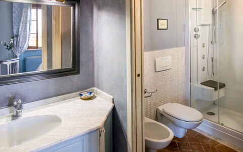 Sole Del Chianti: Espejo, Lavabo, Propiedad, Arreglo De Tubería, Grifo, Lavabo Del Baño, Azul, Baño, Asiento Del Baño, Púrpura