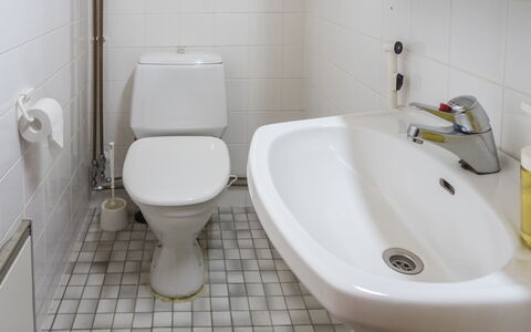 Mänty: Asiento Del Baño, Baño, Baño, Arreglo De Tubería, Lavabo Del Baño, Piso, Lavabo, Suelo, Diseño De Interiores, Grifo