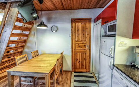 Rukaköngäs 24: Piso, Suelo, Madera, Diseño De Interiores, Techo, Habitación, Suelos De Madera, Mueble, Madera Dura, Manchas De Madera