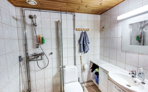 Rukaköngäs 24: Arreglo De Tubería, Piso, Suelo, Baño, Lavabo, Lavabo Del Baño, Asiento Del Baño, Baño, Diseño De Interiores, Plomería