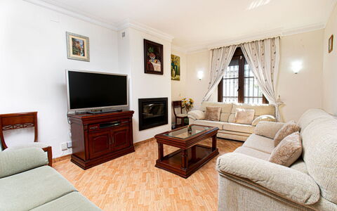 Villa Anita: Mueble, Diseño De Interiores, Sofá, Piso, Suelo, Sala, Habitación, Techo, Mesa