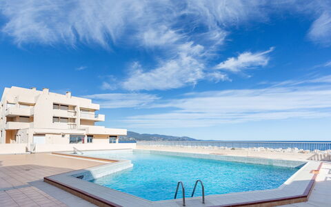 Bormes-Les-Mimosas 300: Mesa, Mueble, Propiedad, Azur, Edificio, Silla, Diseño De Interiores, Encendiendo, Naranja, Amarillo