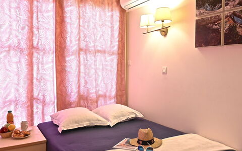 Agay Village Cap Esterel 400: Mueble, Habitación, Diseño De Interiores, Cama, Sábana, Madera, Linos, Lecho, Textil, Habitación