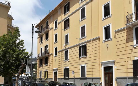 Sotto Il Segno dei Pesci: Edificio, Ventana, Departamento, Barrio, Barrio Residencial, By, Diseño Urbano, Carro Familiar