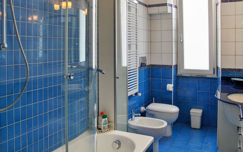 Sotto Il Segno dei Pesci: Arreglo De Tubería, Espejo, Grifo, Propiedad, Lavabo, Baño, Púrpura, Lavabo Del Baño, Azur, Edificio