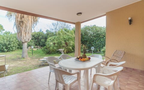 Villa Monte Nai (Rei420): Planta, Mueble, Propiedad, Mesa, Silla, Sombra, Diseño De Interiores, Encendiendo, Madera, Árbol