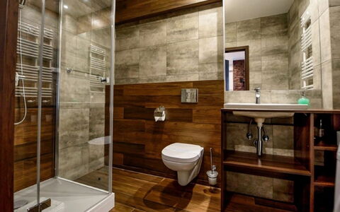 Zielony Zdrój: Grifo, Arreglo De Tubería, Propiedad, Alcachofa De La Ducha, Madera, Edificio, Baño, Baño, Lavabo, Puerta De La Ducha