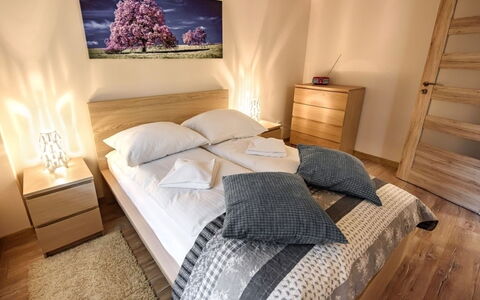Zielony Zdrój: Mueble, Comodidad, Edificio, Madera, Encendiendo, Marco De La Cama, Lámpara, Gabinetes, Suelo, Piso