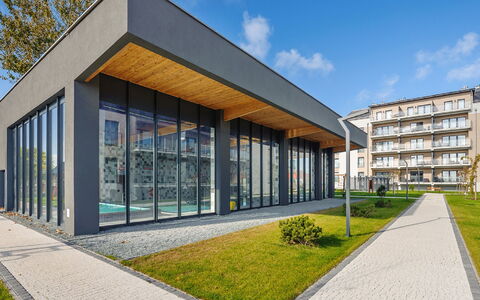 Pięć Mórz: Cielo, Planta, Nube, Edificio, El Terreno Del Lote, Diseño Urbano, Hierba, Sombra, Ventana, Árbol
