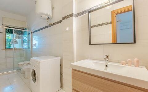 Villa Talise: Espejo, Arreglo De Tubería, Grifo, Propiedad, Lavabo, Edificio, Baño, Lavabo Del Baño, Mueble De Baño, Casa