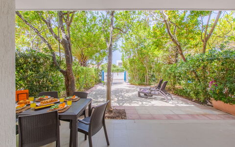 Villa Talise: Planta, Mueble, Mesa, Silla, Árbol, Edificio, Mueble Para Exteriores, Mesa Al Aire Libre, Sombra, Madera