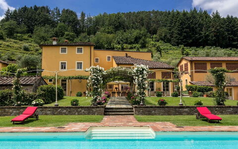 Villa Castellaccio: Agua, Planta, Cielo, Nube, Propiedad, Edificio, Ventana, Árbol, Naturaleza, Verde