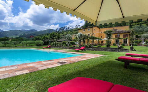 Villa Castellaccio: Agua, Planta, Nube, Propiedad, Edificio, Cielo, Verde, Piscina, Mueble Para Exteriores, Sombra