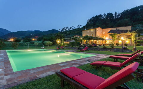 Villa Castellaccio: Cielo, Planta, Edificio, Propiedad, Agua, Piscina, Naturaleza, Árbol, Mueble Para Exteriores, Encendiendo