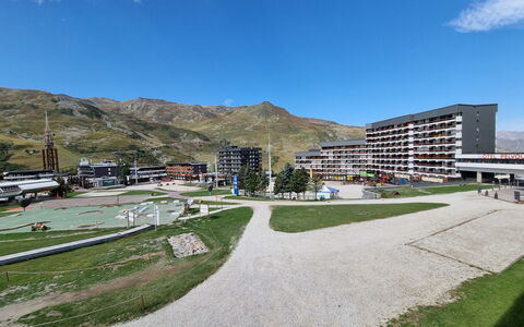 Les Menuires 410: Cielo, Nube, Tiempo De Día, Edificio, Planta, El Terreno Del Lote, Diseño Urbano, Hierba, Superficie De La Carretera, Casa