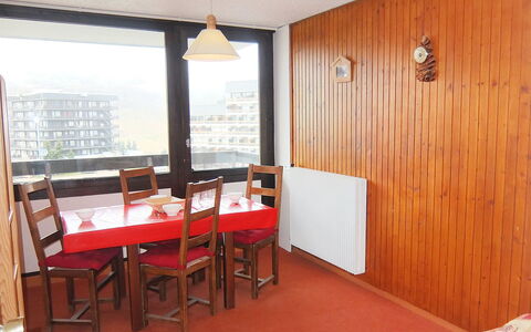 Les Menuires 510: Habitación, Propiedad, Edificio, Mueble, Mesa, Diseño De Interiores, Suelo, Casa, Bienes Raíces, Comedor