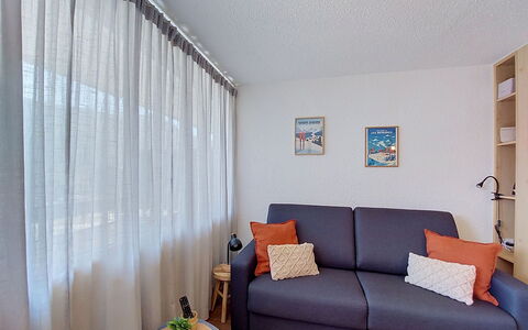 Les Menuires 510: Diseño De Interiores, Pared, Mueble, Sofá, Habitación, Departamento, Suelo, Piso, Textil, Sala