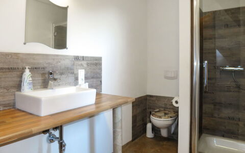 Hexenstüble: Espejo, Propiedad, Lavabo, Mueble De Baño, Grifo, Arreglo De Tubería, Lavabo Del Baño, Baño, Arquitectura, Madera