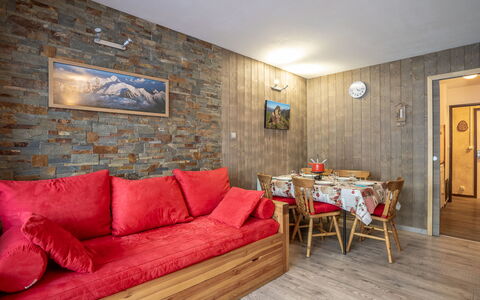 Les Menuires 230: Marco, Mueble, Sofá, Mesa, Propiedad, Edificio, Madera, Comodidad, Diseño De Interiores, Decoración