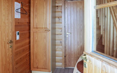 Alppi 6B Paritalo: Madera, Piso, Suelo, Habitación, Diseño De Interiores, Madera Dura, Manchas De Madera, Techo, Puerta, Tablón