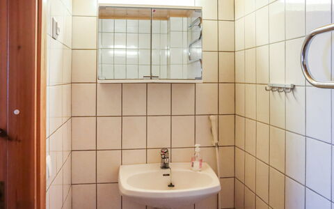 Alppi 6B Paritalo: Lavabo Del Baño, Arreglo De Tubería, Pared, Lavabo, Baño, Diseño De Interiores, Grifo, Piso, Plomería, Suelo