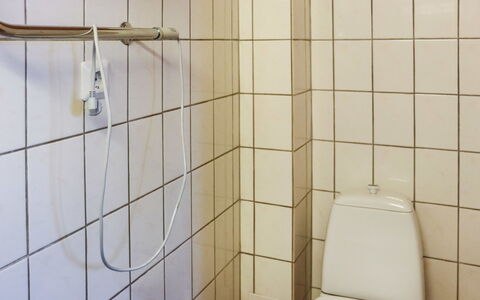 Alppi 6B Paritalo: Baño, Pared, Arreglo De Tubería, Piso, Baño, Suelo, Plomería, Diseño De Interiores, Asiento Del Baño, Ducha