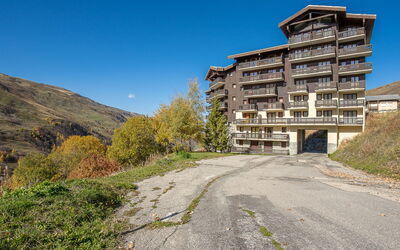 Les Menuires 650: Cielo, Planta, Propiedad, Edificio, El Terreno Del Lote, Pendiente, Superficie De La Carretera, Asfalto, Paisaje Natural, Barrio Residencial