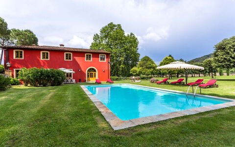 Villa Guasperini: Agua, Nube, Planta, Cielo, Edificio, Propiedad, Piscina, Árbol, Ventana, Silla