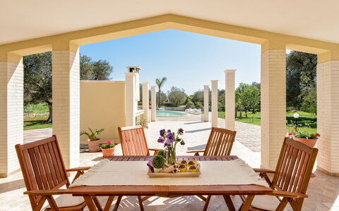 Villa Käthe Con Piscina Privata: Mesa, Planta, Mueble, Propiedad, Flor, Silla, Azur, Sombra, Edificio, Madera