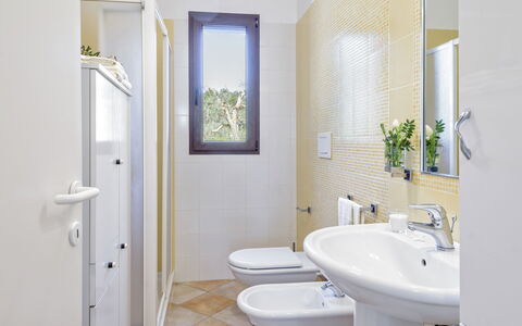 Villa Käthe Con Piscina Privata: Grifo, Arreglo De Tubería, Espejo, Planta, Lavabo, Lavabo Del Baño, Propiedad, Baño, Púrpura, Diseño De Interiores