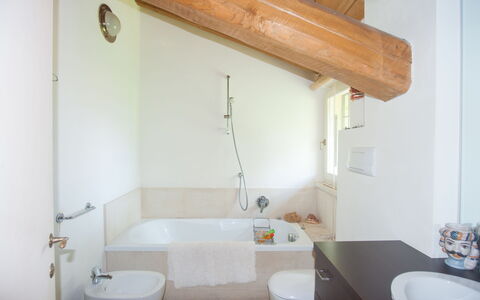 Villa Monia: Propiedad, Grifo, Mueble, Bañera, Arreglo De Tubería, Blanco, Lavabo, Baño, Lavabo Del Baño, Madera
