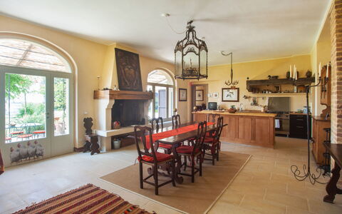 Villa Monia: Mesa, Mueble, Propiedad, Sofá, Marco, Silla, Edificio, Madera, Ventana, Encendiendo