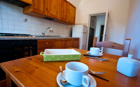 Holiday Home Giannella: Mesa, Vajilla, Propiedad, Gabinetes, Mueble, Drinkware, Vajilla, Taza De Café, Taza, Madera