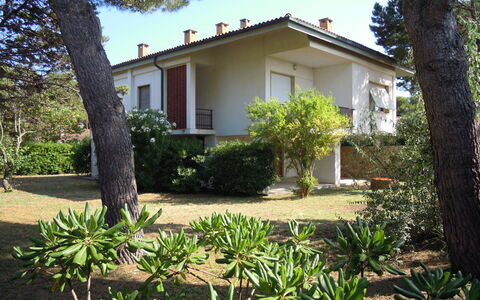 Casa Argentario: Planta, Cielo, Propiedad, Edificio, Ventana, Árbol, Botánica, Vegetación, Hierba, Casa