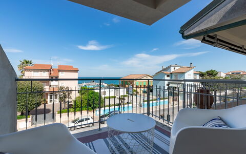 Conero Suite: Cielo, Edificio, Mueble, Tiempo De Día, Propiedad, Nube, Silla, Azur, Azul, Sombra