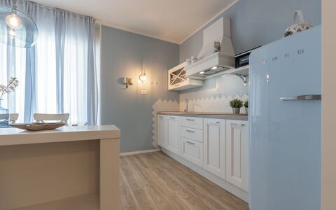 Conero Suite: Gabinetes, Propiedad, Mueble, Mostrador, Edificio, Cocina, Diseño De Interiores, Ventana, Madera, Arquitectura