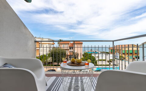 Conero Suite: Cielo, Nube, Edificio, Silla, Sombra, Diseño De Interiores, Condominio, Diseño Urbano, Mesa, Balneario