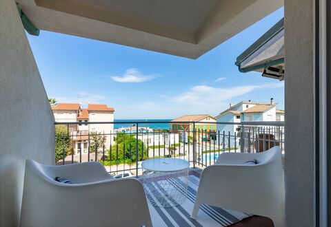 Conero Suite: Cielo, Nube, Tiempo De Día, Edificio, Propiedad, Sombra, Azur, Arquitectura, Diseño De Interiores