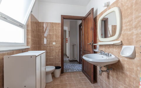Villa Il Pesco: Espejo, Marrón, Grifo, Lavabo, Lavabo Del Baño, Propiedad, Arreglo De Tubería, Edificio, Baño, Madera