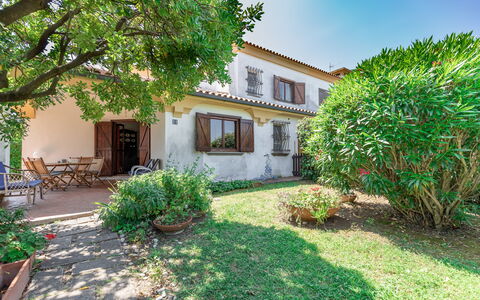 Villa Il Pesco: Planta, Edificio, Ventana, Cielo, Maceta, Árbol, Planta De Casa, Casa, El Terreno Del Lote, Vegetación
