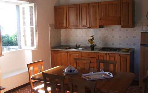 Giannella Holiday Apartment: Marrón, Gabinetes, Fregadero, Mostrador, Propiedad, Mueble, Lavabo, Grifo, Ventana, Cocina