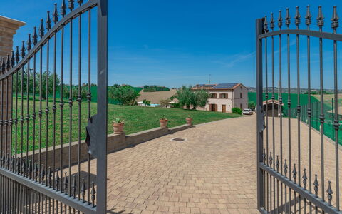 Villa Clair: Cielo, Propiedad, Planta, Cerca, Superficie De La Carretera, Material Compuesto, Diseño Urbano, Hierba, Ladrillo, Fachada